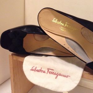FERRAGAMO - made in Italy black slides with bow